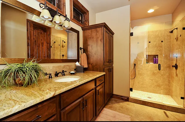 Monitor Rock custom home — Bathroom Interior