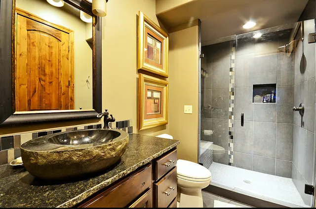 Monitor Rock custom home — Suite Bathroom