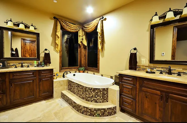 Monitor Rock custom home — Suite Bathroom