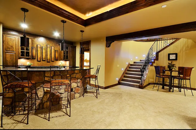 Monitor Rock custom home — Downstairs Bar