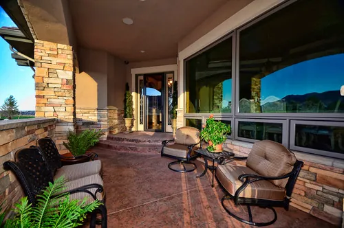 Reserve Point custom home — Front Entry Pendant 03